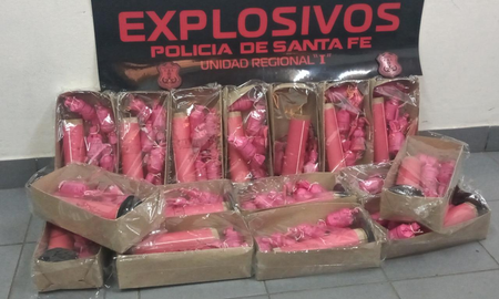 A horas de la final de Colón frente a Racing, secuestraron unas 130 bombas de estruendo, morteros, decenas de bengalas y los denominados “78 tiros”. A horas de la final de Colón frente a Racing, secuestraron unas 130 bombas de estruendo, morteros, decenas de bengalas y los denominados “78 tiros”.