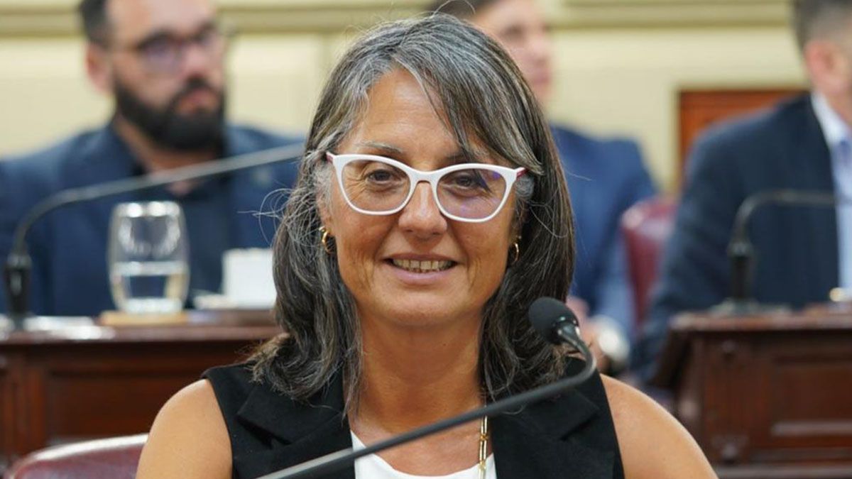 A principios del mes de marzo, la diputada provincial Rosana Bellatti presentó formalmente la acusación contra el fiscal de Reconquista Aldo Gerosa. A principios del mes de marzo, la diputada provincial Rosana Bellatti presentó formalmente la acusación contra el fiscal de Reconquista Aldo Gerosa.