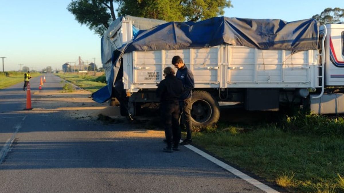 Por el accidente, el tránsito sobre la calzada estuvo reducido. Por el accidente, el tránsito sobre la calzada estuvo reducido.