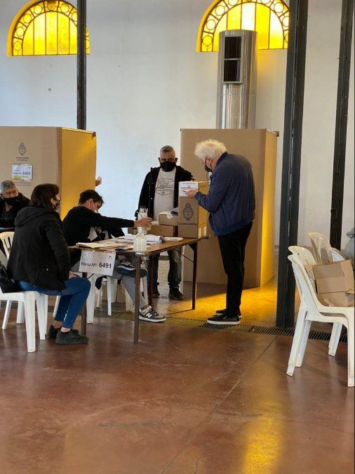 Guillermo Cóppola votó sin acompañantes, cumpliendo el protocolo.