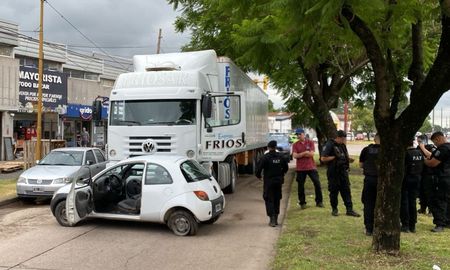 Producto del choque el conductor del automóvil fue hospitalizado para constatar lesiones. Producto del choque el conductor del automóvil fue hospitalizado para constatar lesiones.