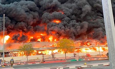 El fuego envió gruesas columnas de humo al cielo. El fuego envió gruesas columnas de humo al cielo.