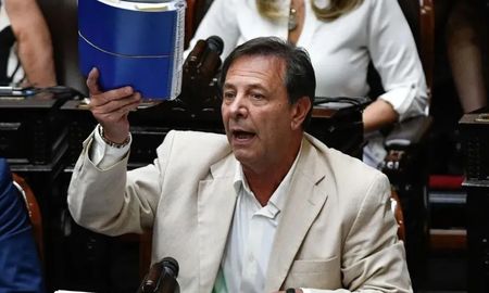 Se puede mandar de vuelta la ley o dividir en tres o cuatro leyes distintas, dijo Zago respecto a la Ley Ómnibus. Se puede mandar de vuelta la ley o dividir en tres o cuatro leyes distintas, dijo Zago respecto a la Ley Ómnibus.