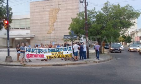El reclamo de los vecinos de barrio Mariano Comas se realizó en la intersección de Bulevar y Urquiza. El reclamo de los vecinos de barrio Mariano Comas se realizó en la intersección de Bulevar y Urquiza.