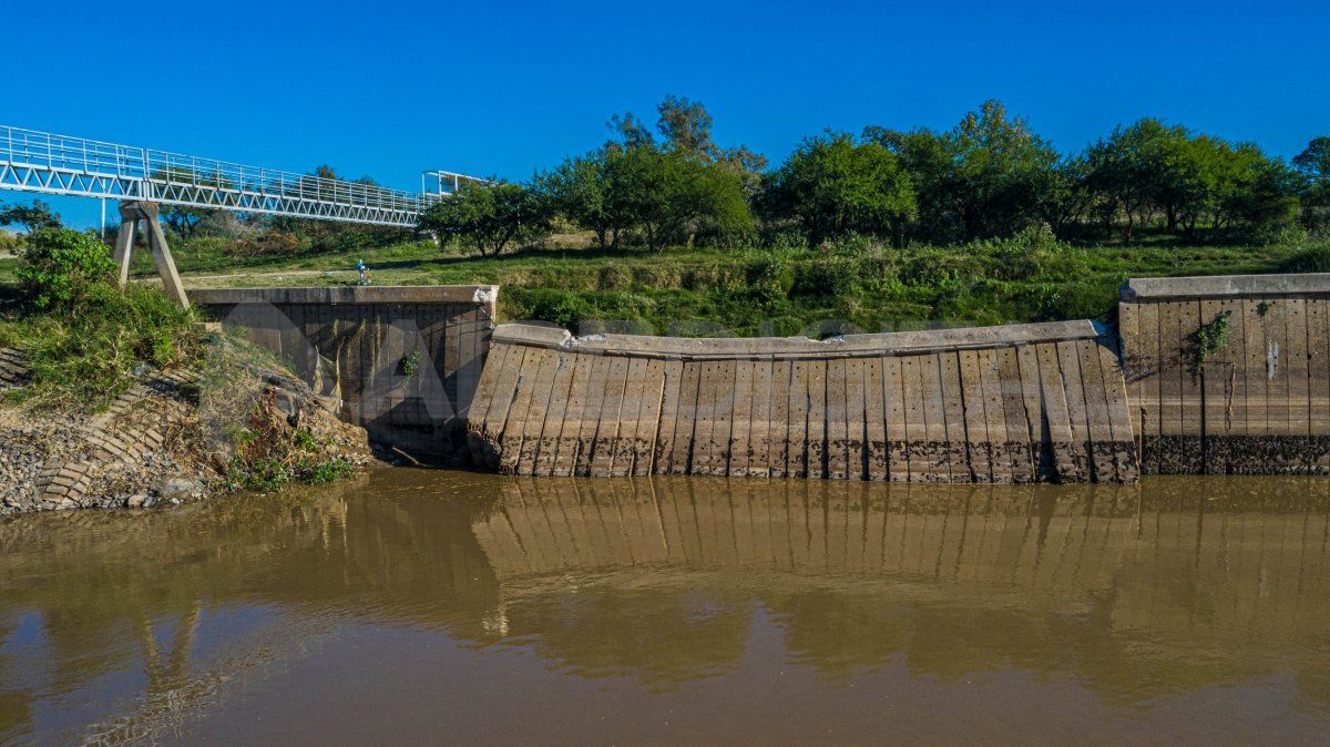 Desde 2014 se inició un proceso de desmoronamiento de las defensas que protegen al Terraplén Garello. Esto pone en riesgo a San José del Rincón y a Colastiné Norte ante futuras crecidas de los ríos.