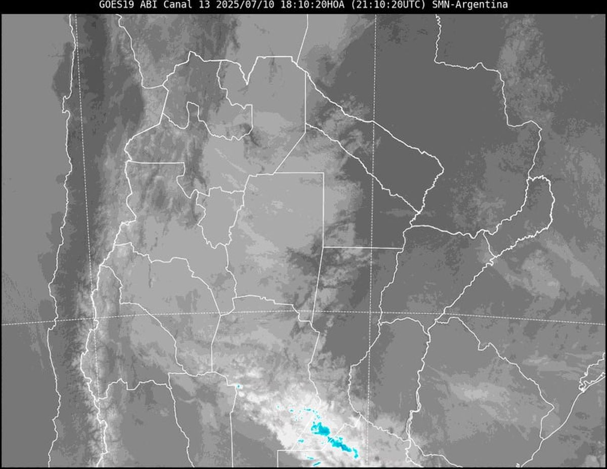 La imagen satelital muestra nubosidad abundante en el centro y sur de Santa Fe, y mayor cobertura en el norte hacia el oeste. La imagen satelital muestra nubosidad abundante en el centro y sur de Santa Fe, y mayor cobertura en el norte hacia el oeste.