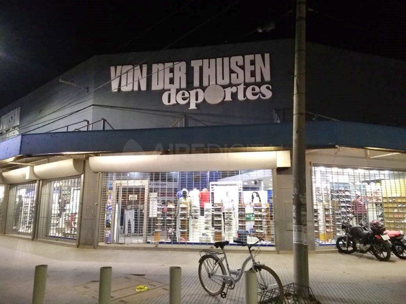 Otra vez robaron un local de Von Der Thusen y quedaron grabados en dos videos