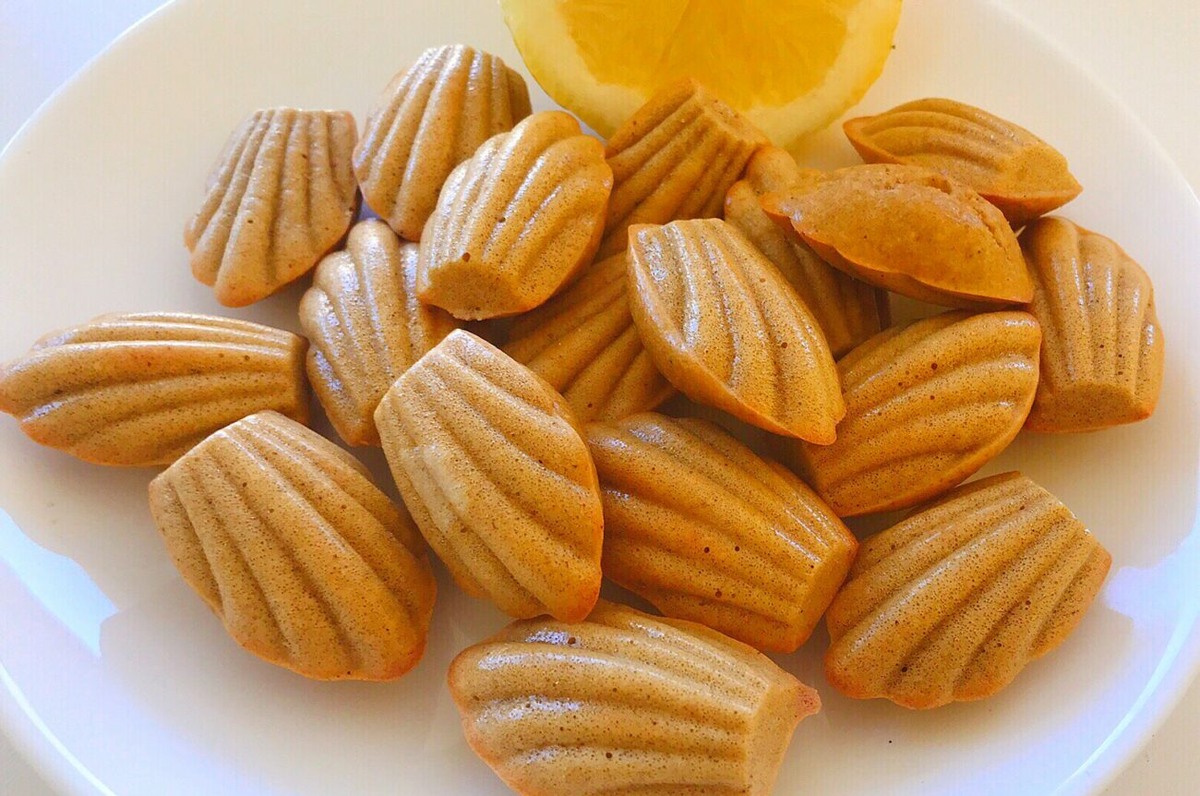 Tradicionalmente, las magdalenas requieren un molde especial para hacerse. Tradicionalmente, las magdalenas requieren un molde especial para hacerse.