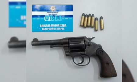El arma calibre 38 estaba cargada con seis cartuchos intactos. Las clases fueron suspendidas. El arma calibre 38 estaba cargada con seis cartuchos intactos. Las clases fueron suspendidas.