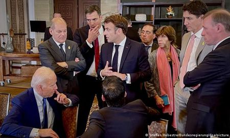 El canciller alemán, Olaf Scholz, junto al presidente de EE. UU., Joe Biden, su par de Francia, Emmanuel Macron, y el jefe de Gobierno de España, Pedro Sánchez, así como el primer ministro de Reino Unido, Rishi Sunak, y el de Canadá, Justin Trudeau, en la cumbre del G20 en Bali, al darse a conocer la caída de un misil en Polonia. El canciller alemán, Olaf Scholz, junto al presidente de EE. UU., Joe Biden, su par de Francia, Emmanuel Macron, y el jefe de Gobierno de España, Pedro Sánchez, así como el primer ministro de Reino Unido, Rishi Sunak, y el de Canadá, Justin Trudeau, en la cumbre del G20 en Bali, al darse a conocer la caída de un misil en Polonia.