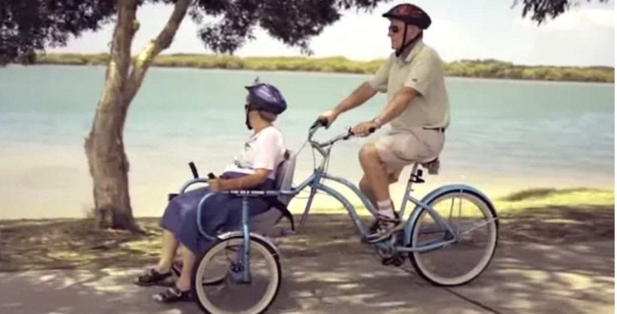 Ella tiene Alzheimer y él creó una bicicleta para pasear juntos