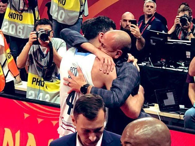 El “abrazo que nos dimos todos” de Ginóbili y Scola, tras el enorme triunfo ante Francia