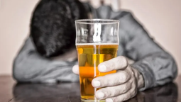 El impacto del binge drinking un patrón de consumo excesivo que eleva drásticamente el riesgo de enfermedades hepáticas y adicción.
