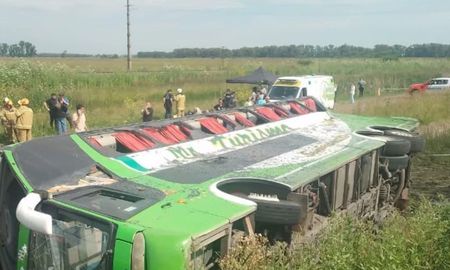 El micro volcó en la Ruta 2, mano hacia Mar del Plata. El micro volcó en la Ruta 2, mano hacia Mar del Plata.
