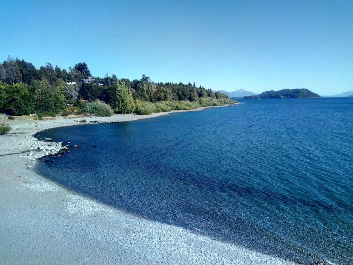 Bahía Serena, está en el kilómetro 12 de la avenida Bustillo.