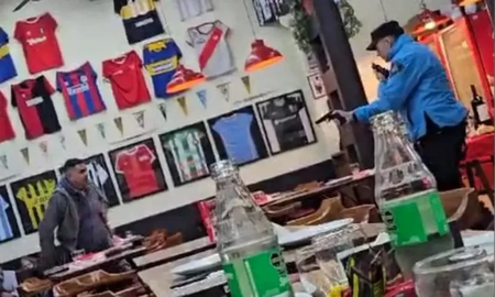 Video: un policía mató a un hombre de 48 años que amenazó con atacarlo con un cuchillo. Video: un policía mató a un hombre de 48 años que amenazó con atacarlo con un cuchillo.