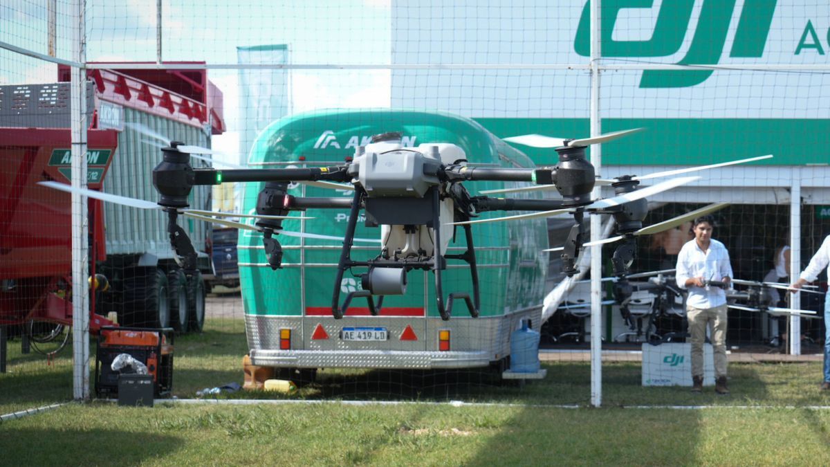 Los expertos destacan la necesidad de contar con una normativa específica para el uso de drones en el agro, por lo que se espera que se avance pronto con dicha regulación. Los expertos destacan la necesidad de contar con una normativa específica para el uso de drones en el agro, por lo que se espera que se avance pronto con dicha regulación.