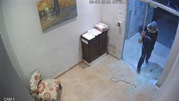 Barrio Sur: rompió la puerta de un edificio y quedó filmado