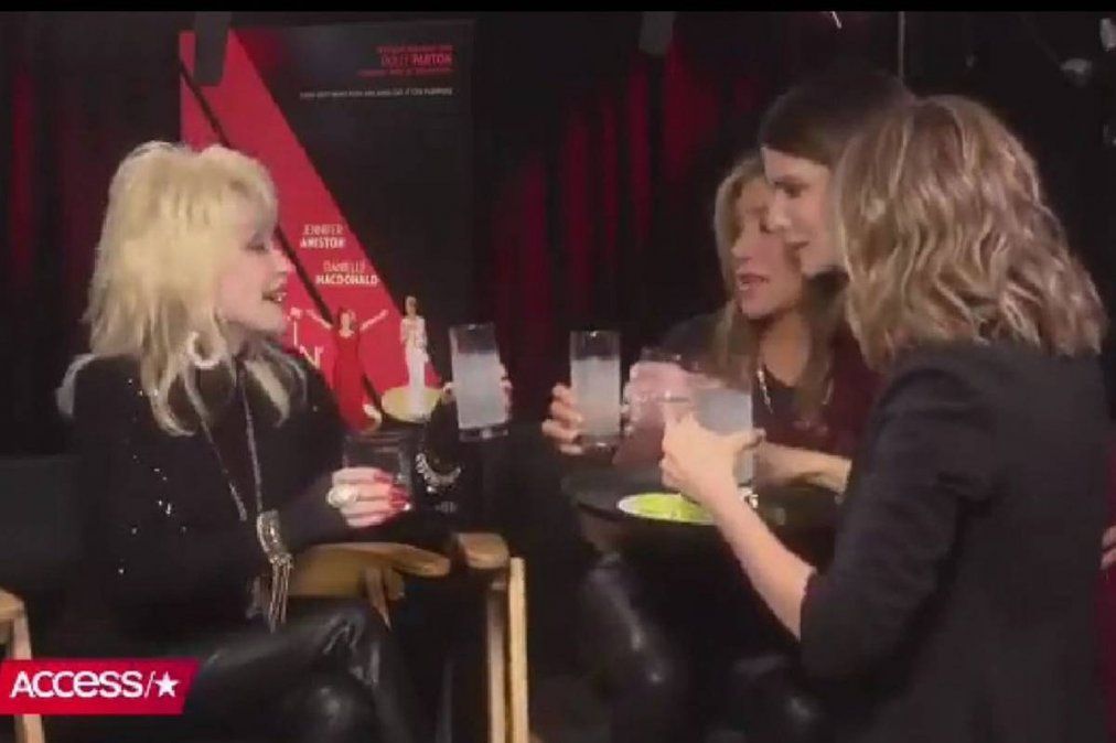 Sandra Bullock interrumpió a Jennifer Aniston en plena entrevista y le robó un beso