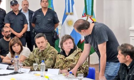 milei llego a bahia blanca: lo acompanan cuatro ministros para monitorear la situacion milei llego a bahia blanca: lo acompanan cuatro ministros para monitorear la situacion