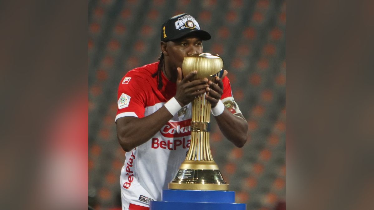 Hugo Rodallega besando la copa conseguida el último domingo 29 de junio. Hugo Rodallega besando la copa conseguida el último domingo 29 de junio.