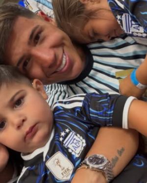 La influencer documentó la presencia de su hijo menor en el estadio de Kansas City y abrió un debate sobre los límites del aguante familiar. La influencer documentó la presencia de su hijo menor en el estadio de Kansas City y abrió un debate sobre los límites del aguante familiar.