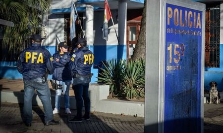 policia federal allano la seccional 15ª por un hombre ligado a los monos