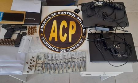 Detuvieron a tres policías y un civil por cohecho. Detuvieron a tres policías y un civil por cohecho.
