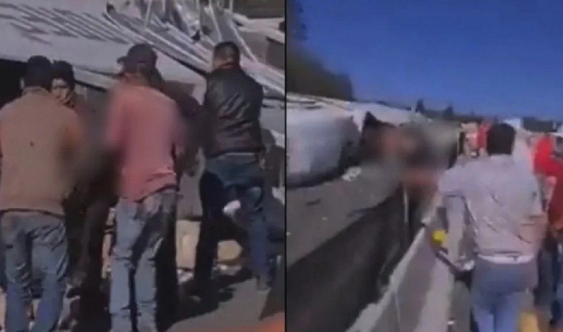 Video: saquean un tráiler volcado en una ruta mexicana mientras el chofer agoniza sin ayuda