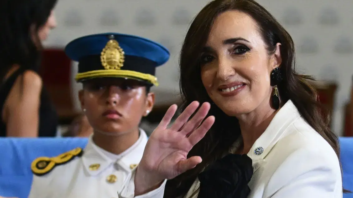 Rosa negra: el curioso look de la vicepresidenta Victoria Villarruel