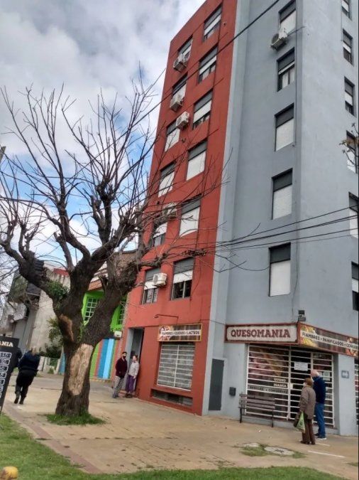 Cayó desde lo alto de un edificio de La Plata.