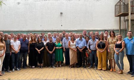 Dirigentes de una decena de partidos se reunen este viernes en Santa Fe para oficializar el nombre de la alianza política. Dirigentes de una decena de partidos se reunen este viernes en Santa Fe para oficializar el nombre de la alianza política.