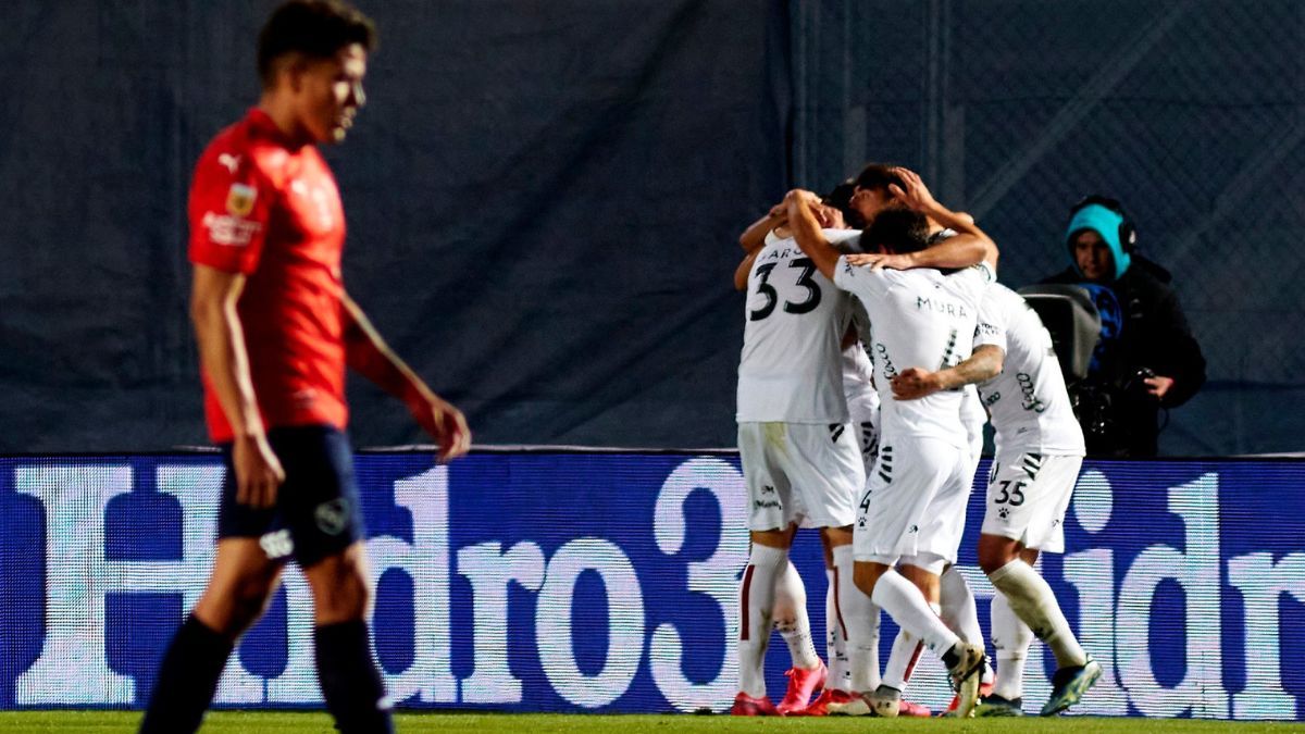 Colón ganó uno de los últimos diez duelos ante Independiente, y quizás sea el más importante de los últimos tiempos. El lunes 31 de mayo de 2021 el Negro derrotó 2 a 0 al Rojo en San Juan por la semifinal de la Copa de la Liga, metiéndose en la final donde luego venció a Racing por 3 a 0 el histórico 4 de junio, obteniendo el primer título de su historia.