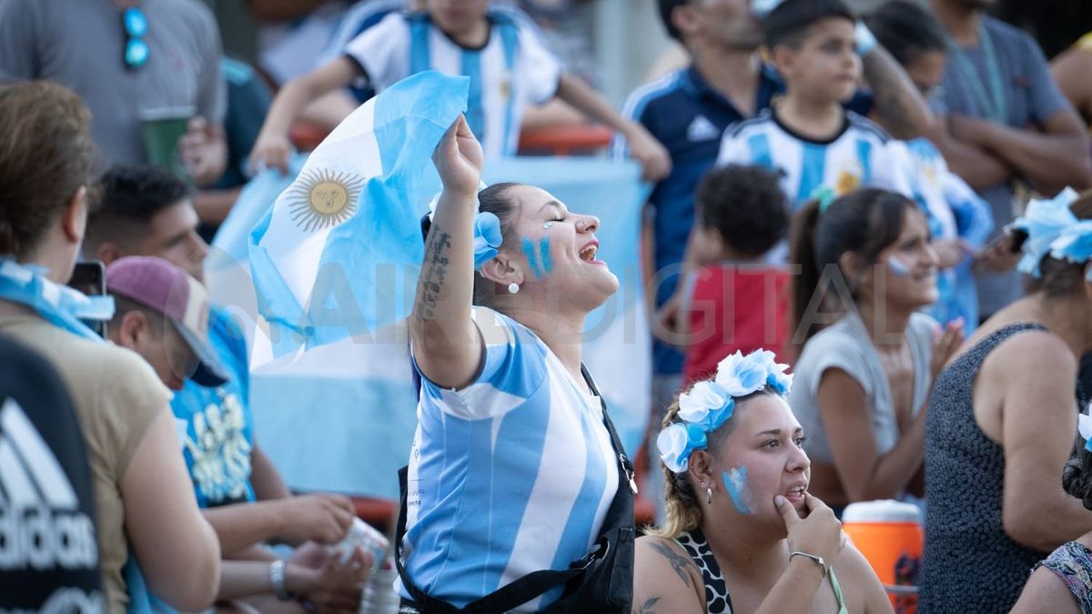 El calor no detuvo a los hinchas que fueron a ver el partido al Molino.