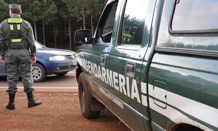 Un escándalo sacudió a la Gendarmería Nacional en Córdoba: 23 agentes fueron detenidos –algunos con prisión domiciliaria– acusados de integrar una red que cobraba coimas. Un escándalo sacudió a la Gendarmería Nacional en Córdoba: 23 agentes fueron detenidos –algunos con prisión domiciliaria– acusados de integrar una red que cobraba coimas.