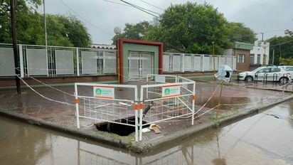Preocupación por hundimiento en la puerta de una escuela de la Costanera de Santa Fe