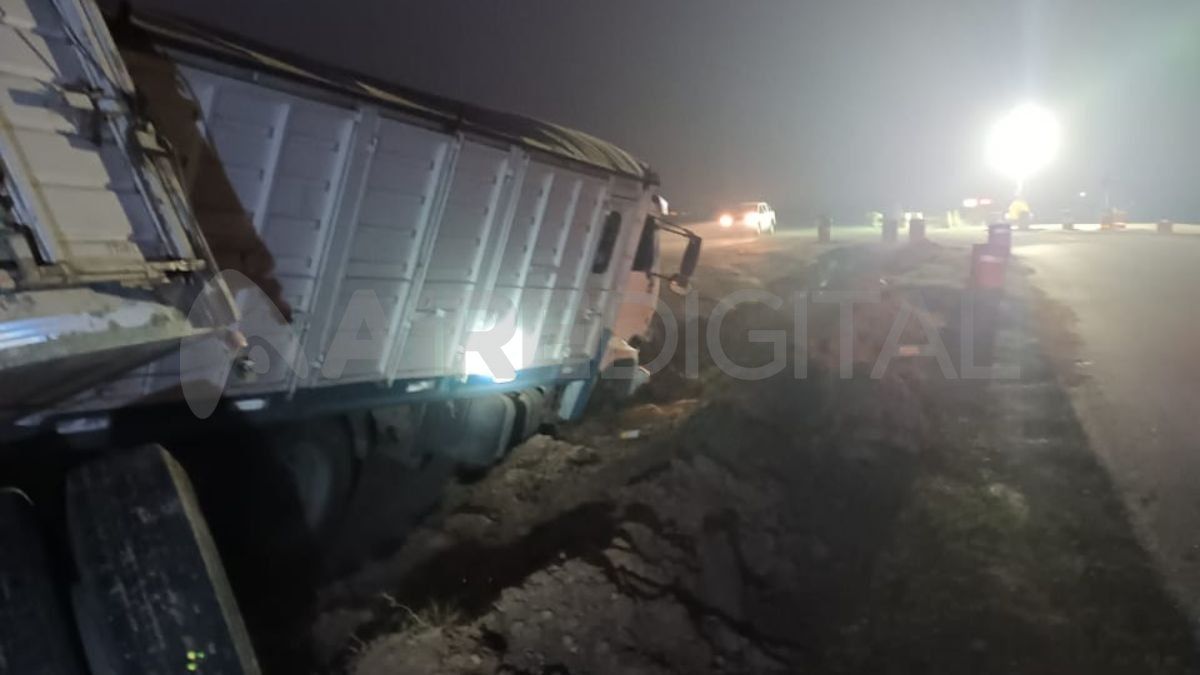Un camión volcó a la altura del kilómetro 231 de la Ruta Nacional 34, en Lehmann. Un camión volcó a la altura del kilómetro 231 de la Ruta Nacional 34, en Lehmann.