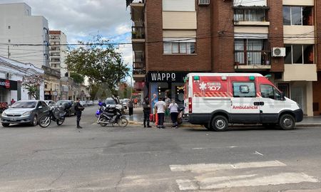 En un accidente entro dos motos en el macrocentro de Santa Fe, dos repartidores resultaron heridas y una persona se dio a la fuga. En un accidente entro dos motos en el macrocentro de Santa Fe, dos repartidores resultaron heridas y una persona se dio a la fuga.