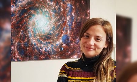 La astrónoma argentina Jimena Rodríguez, junto a una de las galaxias en las que está trabajando. La astrónoma argentina Jimena Rodríguez, junto a una de las galaxias en las que está trabajando.
