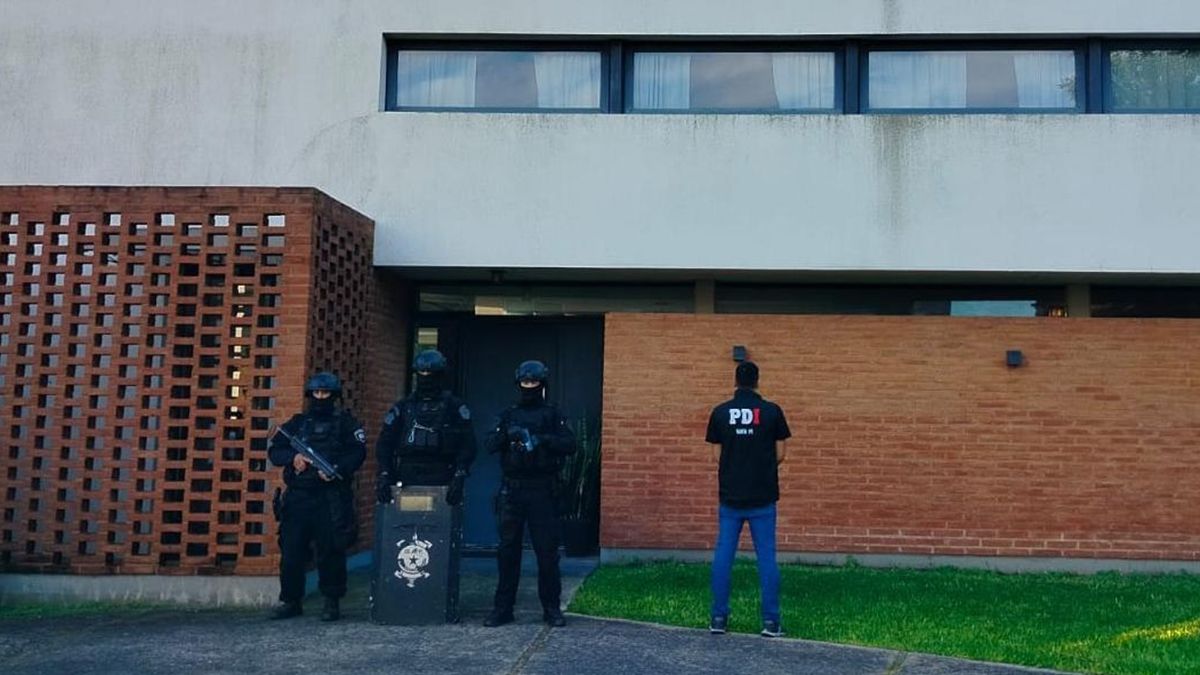 Agentes de la PDI y grupos tácticos tras la irrupción en el domicilio de Trioni. Agentes de la PDI y grupos tácticos tras la irrupción en el domicilio de Trioni. 
