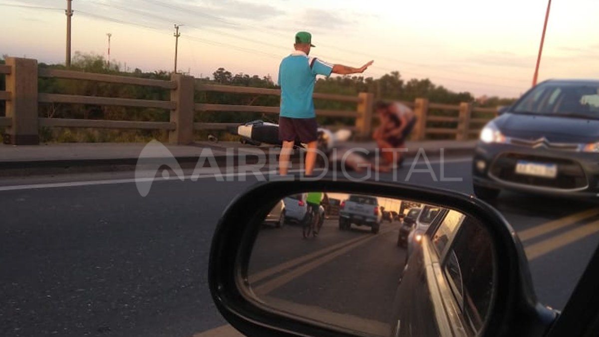 Oyentes de Aire de Santa Fe advirtieron del accidente fatal en el Puente Carretero alrededor de las 20 de este domingo y compartieron fotos.