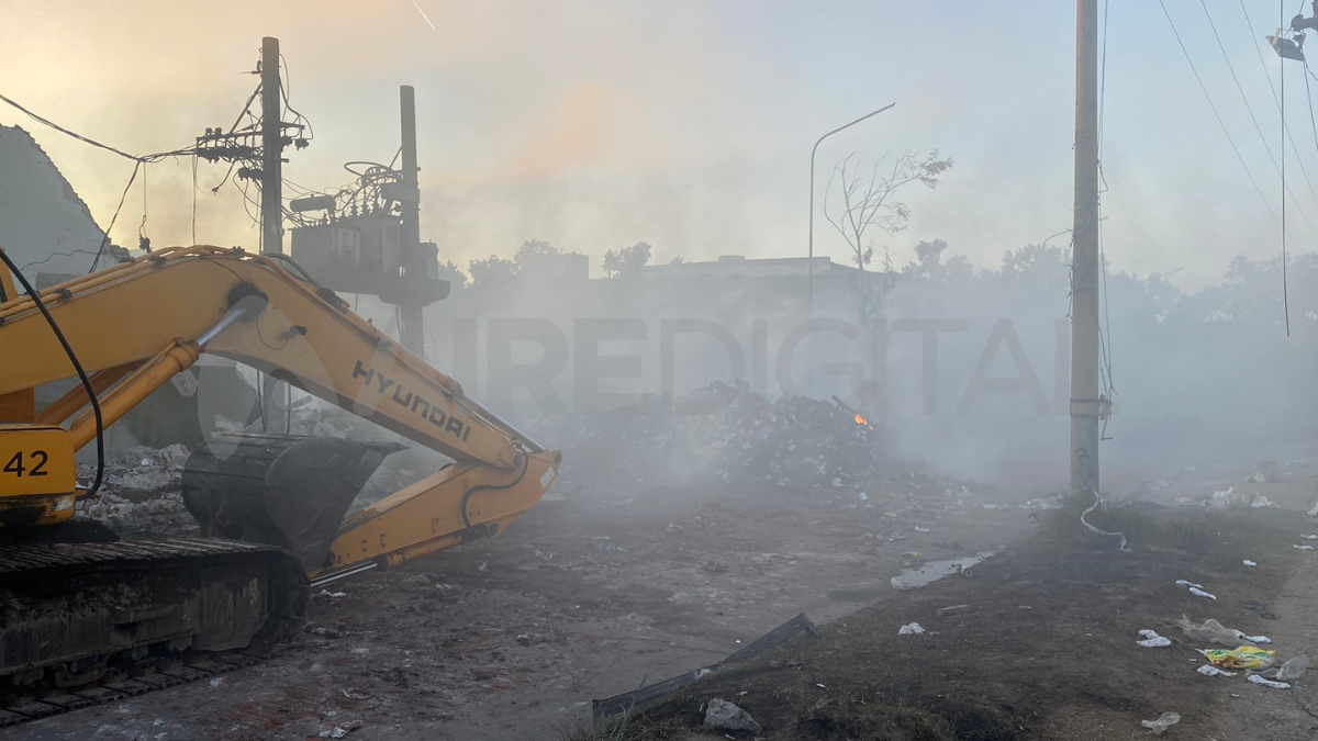 En las próximas horas arribarán al lugar palas mecánica, camiones y elementos de seguridad para retirar los escombros y el resto del material que aún tienen temperatura y pueden generar un nuevo incendio.