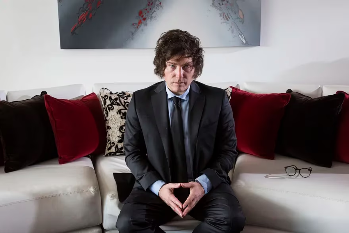 En la propiedad predomina el blanco en las paredes y se combina perfectamente con los pisos de madera clara.