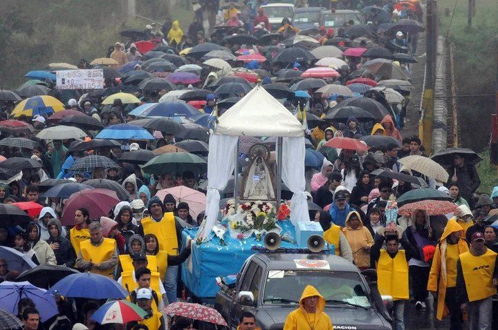 Multitudinaria procesión junto a la Virgen de Rosario de San Nicolás, bajo la llovizna.