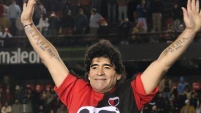 La noche en que Diego Maradona vistió la camiseta de Colón