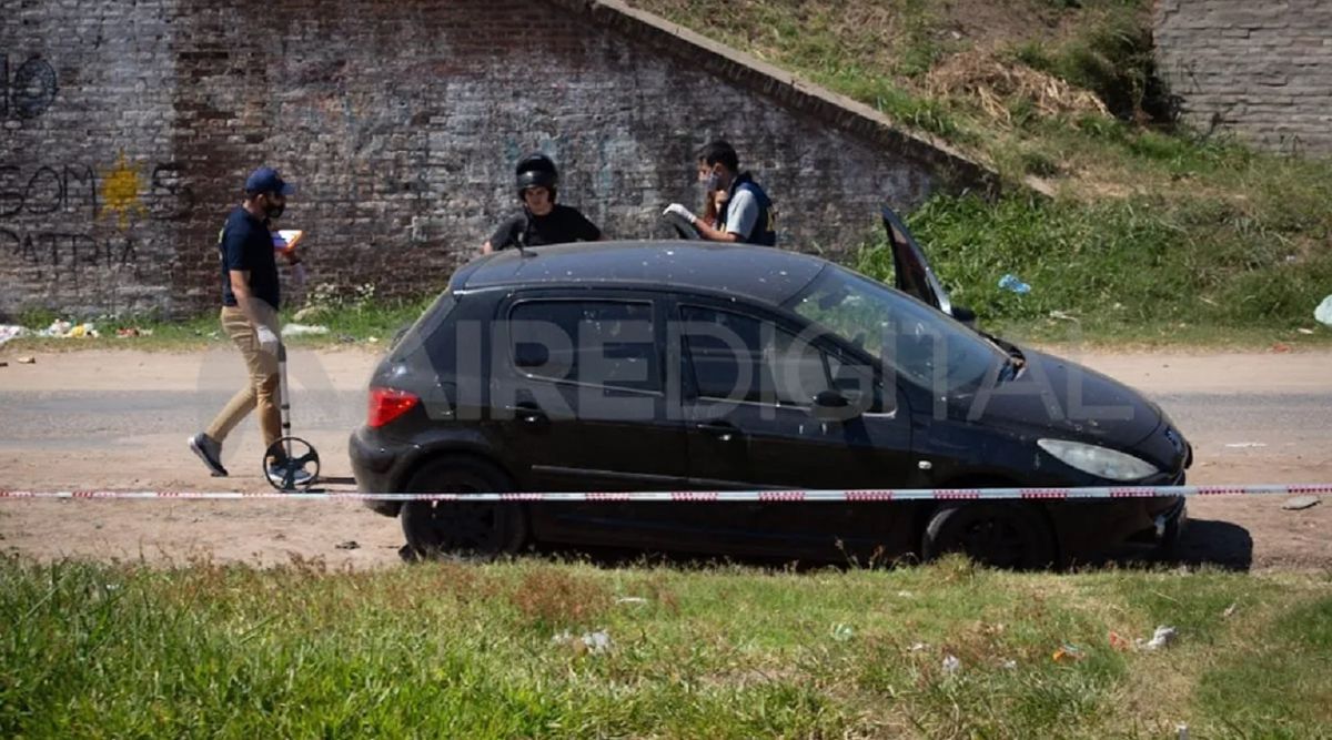 Peritos de la AIC cuando revisaron el auto en el que fue secuestrado Cabrera.