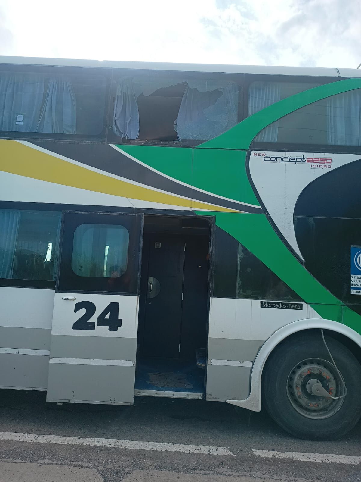 El colectivo sufrió un ataque con piedras durante la tarde. El colectivo sufrió un ataque con piedras durante la tarde.