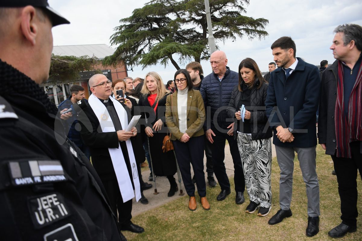 El gobernador Pullaro recordó que la sanción de la Ley de Emergencia en Seguridad “permitió comprar de manera acelerada estos 100 móviles cuando había problemas logísticos muy graves”. El gobernador Pullaro recordó que la sanción de la Ley de Emergencia en Seguridad “permitió comprar de manera acelerada estos 100 móviles cuando había problemas logísticos muy graves”.