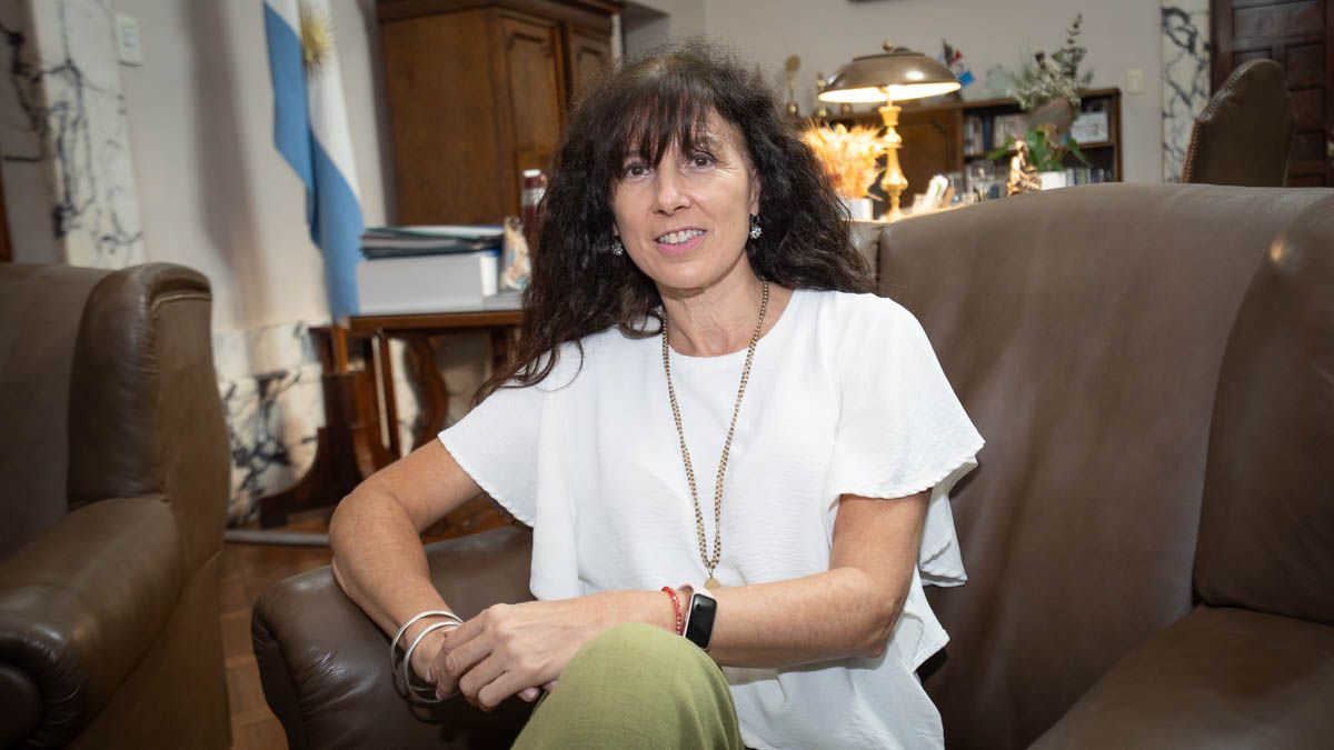 La rectora repasa con AIRE los ejes de su primer discurso, donde puso el acento en la democracia, el rol de las mujeres y la defensa de la educación pública.