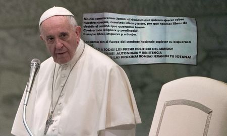 tension a dias de la visita del papa francisco a chile: amenazas y explosivos en iglesias